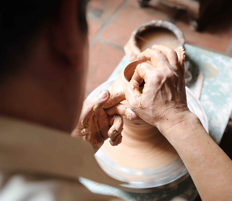 Nghề gốm có lịch sử phát triển hàng nghìn năm, trong đó, các sản phẩm gốm của các làng nghề có vai trò rất quan trọng phục vụ chủ yếu trong đời sống sinh hoạt của nhân dân, thể hiện tinh hoa, bản sắc văn hóa dân tộc Việt. (Ảnh: Thanh Tùng/TTXVN)