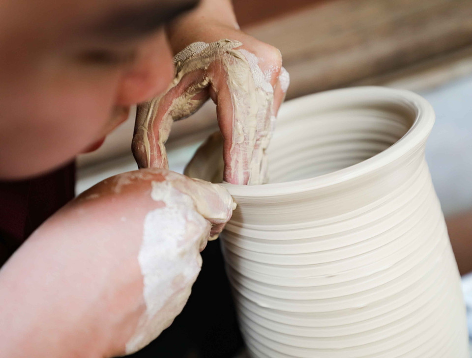 Công đoạn nặn gốm. (Ảnh: Thanh Tùng/TTXVN)