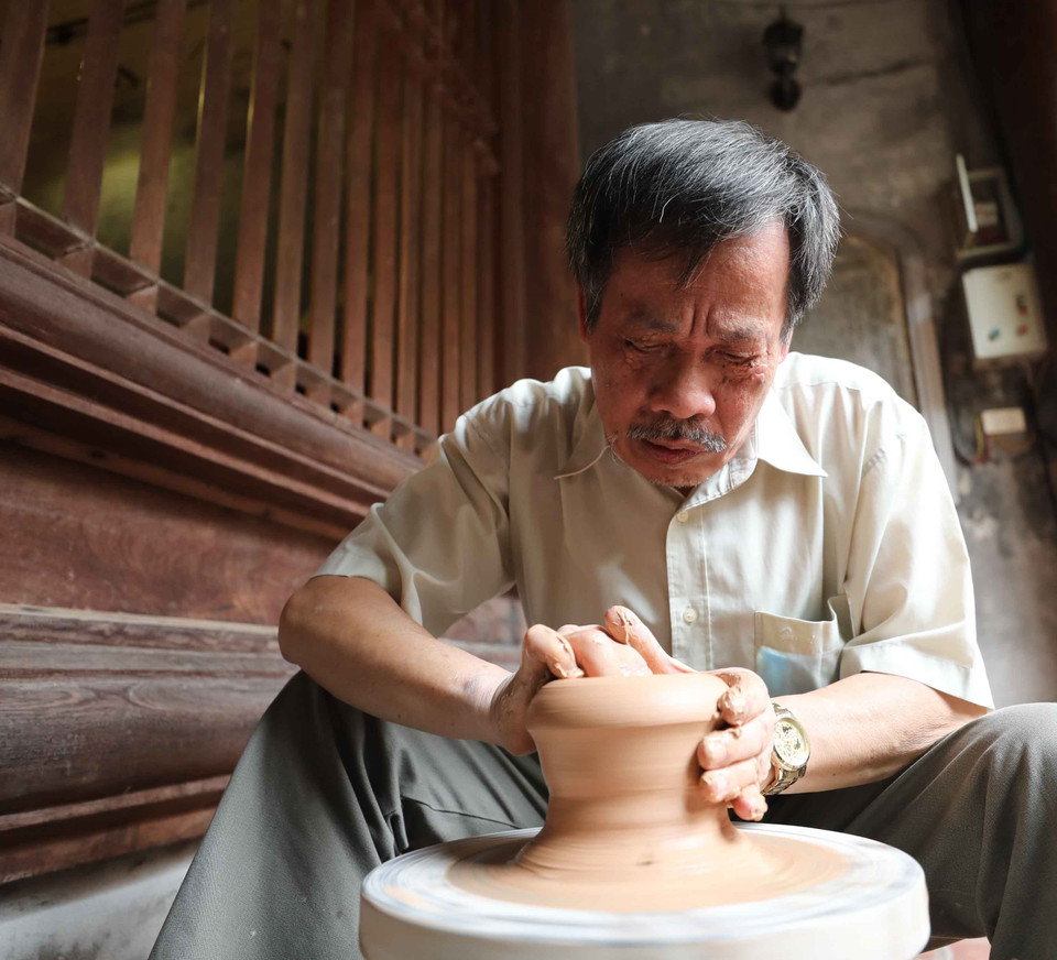 Hoạt động văn hóa với chủ đề “Chuyện của Gốm” được tổ chức nhằm bảo tồn các giá trị văn hóa làng nghề gắn với phố nghề; Thúc đẩy phát triển du lịch, quảng bá hình ảnh khu Phố cổ Hà Nội nói riêng và Thủ đô Hà Nội nói chung. (Ảnh: Thanh Tùng/TTXVN)