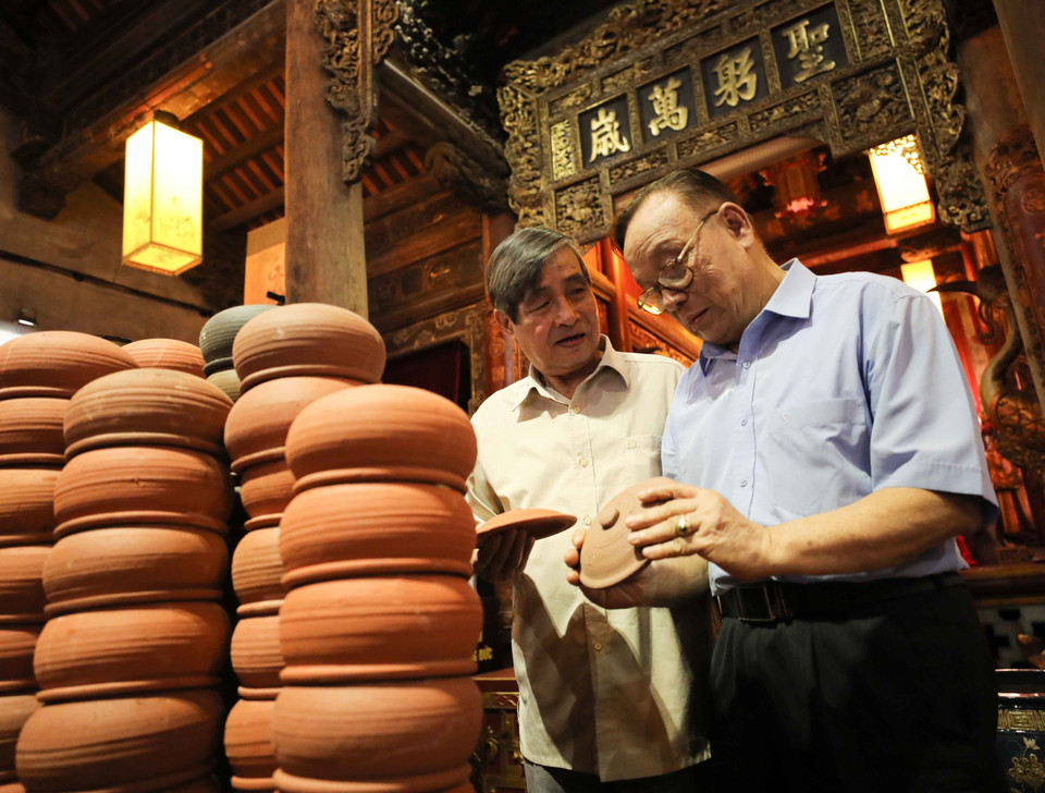 Một số sản phẩm gốm truyền thống. (Ảnh: Thanh Tùng/TTXVN)