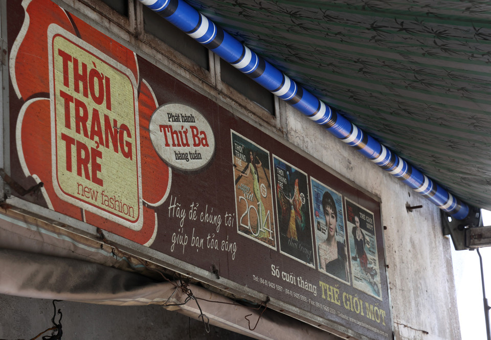 Bảng quảng cáo cũ giới thiệu một số tạp chí từ hàng chục năm trước. (Ảnh: Hồng Đạt/ TTXVN)