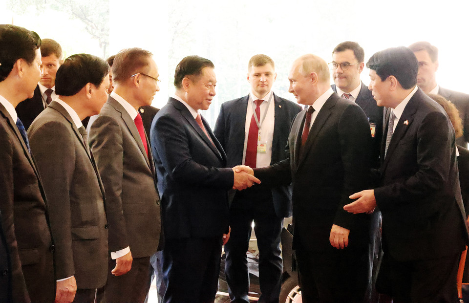 Tổng thống Liên bang Nga Vladimir Putin với các thành viên Đoàn Việt Nam. (Ảnh: Lâm Khánh/TTXVN)