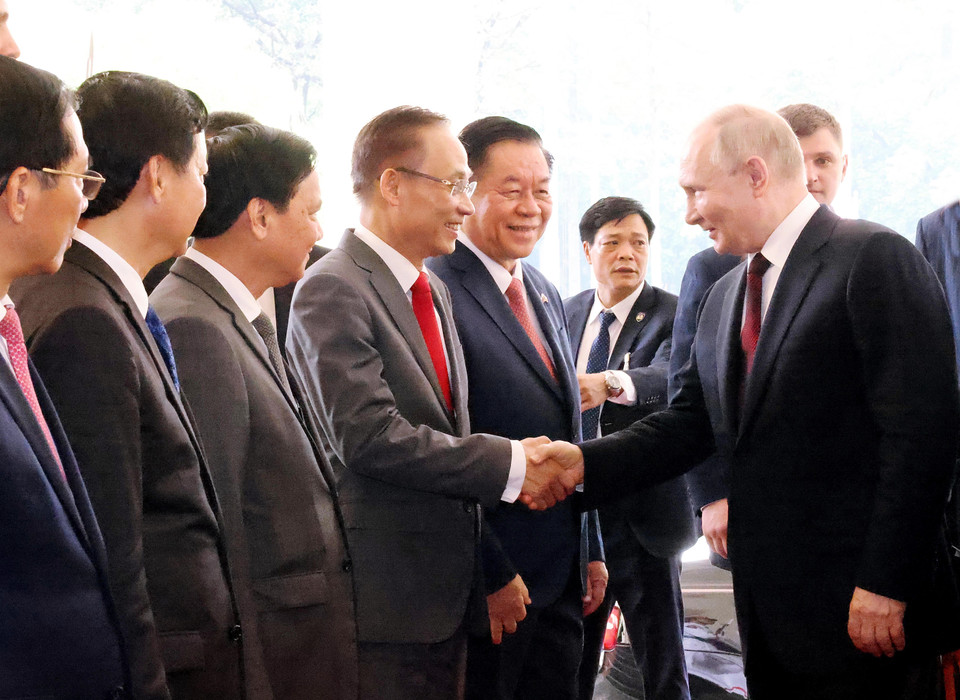 Tổng thống Liên bang Nga Vladimir Putin với các thành viên Đoàn Việt Nam. (Ảnh: Lâm Khánh/TTXVN)