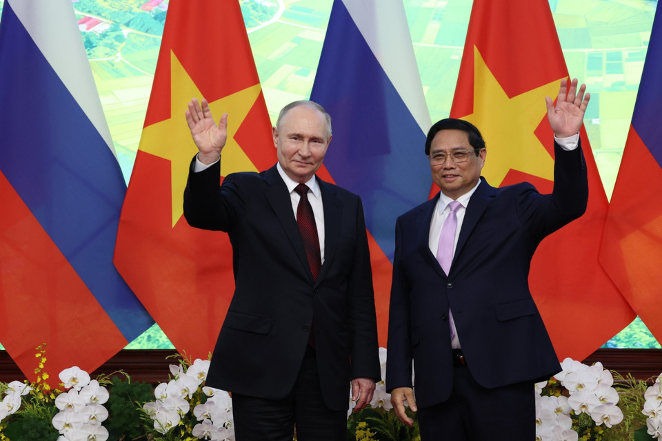 Thủ tướng Phạm Minh Chính và Tổng thống Liên bang Nga Vladimir Putin chụp ảnh chung. (Ảnh: Dương Giang/ TTXVN)