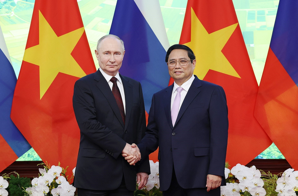 Thủ tướng Phạm Minh Chính và Tổng thống Liên bang Nga Vladimir Putin chụp ảnh chung. (Ảnh: Dương Giang/ TTXVN)