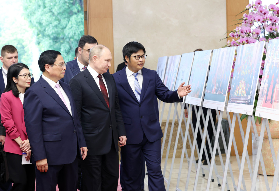 Thủ tướng Phạm Minh Chính và Tổng thống Liên bang Nga Vladimir Putin xem trưng bày ảnh về quan hệ Việt Nam-Nga. (Ảnh: Dương Giang/ TTXVN)
