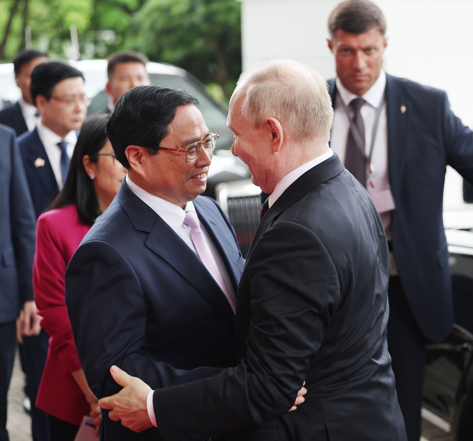 Thủ tướng Phạm Minh Chính đón Tổng thống Liên bang Nga Vladimir Putin. (Ảnh: Dương Giang/TTXVN)