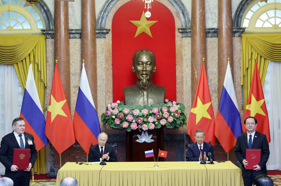Chủ tịch nước Tô Lâm và Tổng thống Liên bang Nga Vladimir Putin chứng kiến trao các văn kiện đã ký kết giữa hai nước. (Ảnh: Nhan Sáng/TTXVN)