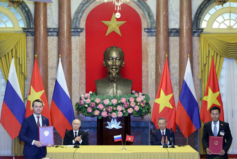 Chủ tịch nước Tô Lâm và Tổng thống Liên bang Nga Vladimir Putin chứng kiến trao các văn kiện đã ký kết giữa hai nước. (Ảnh: Nhan Sáng/TTXVN)