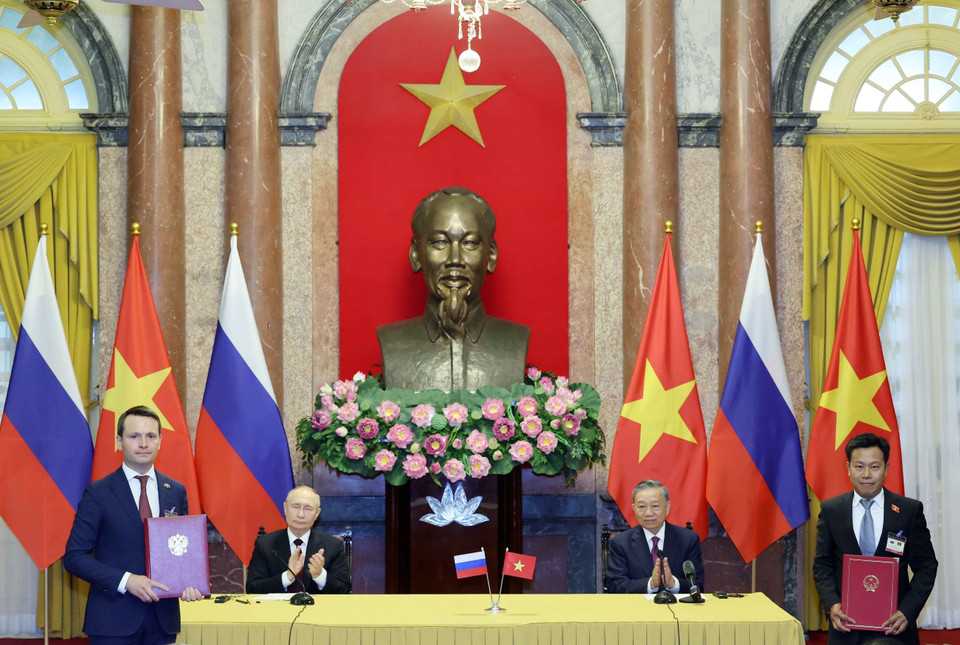 Chủ tịch nước Tô Lâm và Tổng thống Liên bang Nga Vladimir Putin chứng kiến trao các văn kiện đã ký kết giữa hai nước. (Ảnh: Nhan Sáng/TTXVN)
