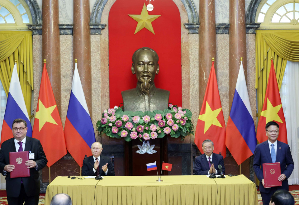 Chủ tịch nước Tô Lâm và Tổng thống Liên bang Nga Vladimir Putin chứng kiến trao các văn kiện đã ký kết giữa hai nước. (Ảnh: Nhan Sáng/TTXVN)