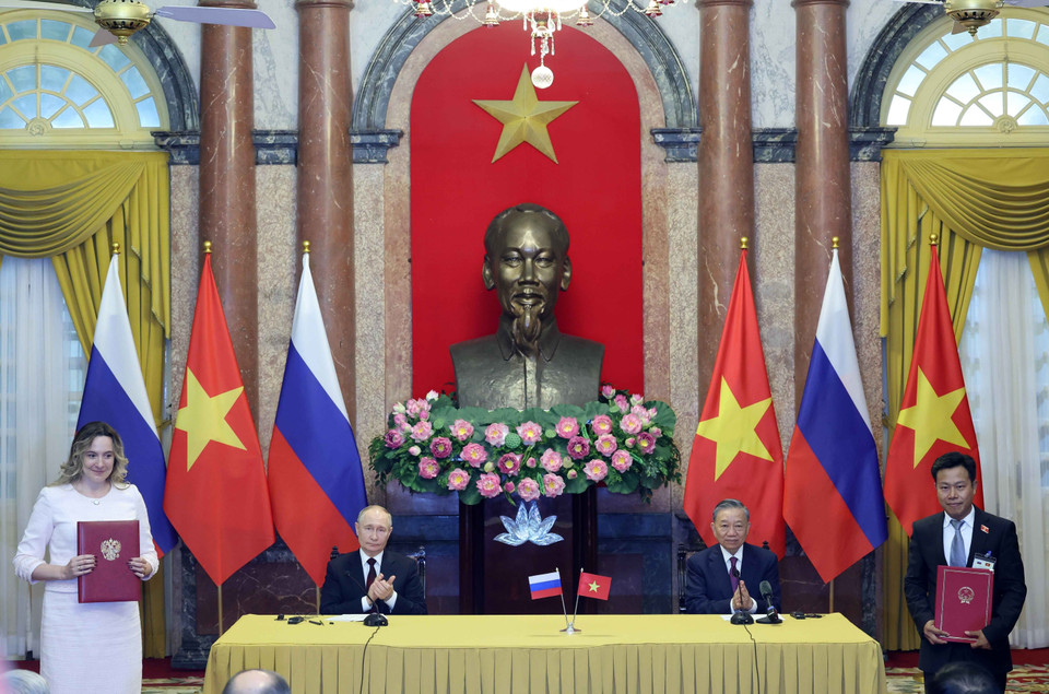 Chủ tịch nước Tô Lâm và Tổng thống Liên bang Nga Vladimir Putin chứng kiến trao các văn kiện đã ký kết giữa hai nước. (Ảnh: Nhan Sáng/TTXVN)