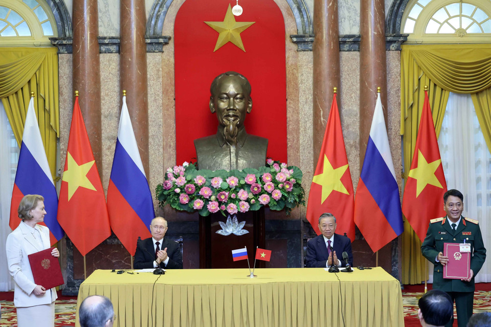 Chủ tịch nước Tô Lâm và Tổng thống Liên bang Nga Vladimir Putin chứng kiến trao các văn kiện đã ký kết giữa hai nước. (Ảnh: Nhan Sáng/TTXVN)