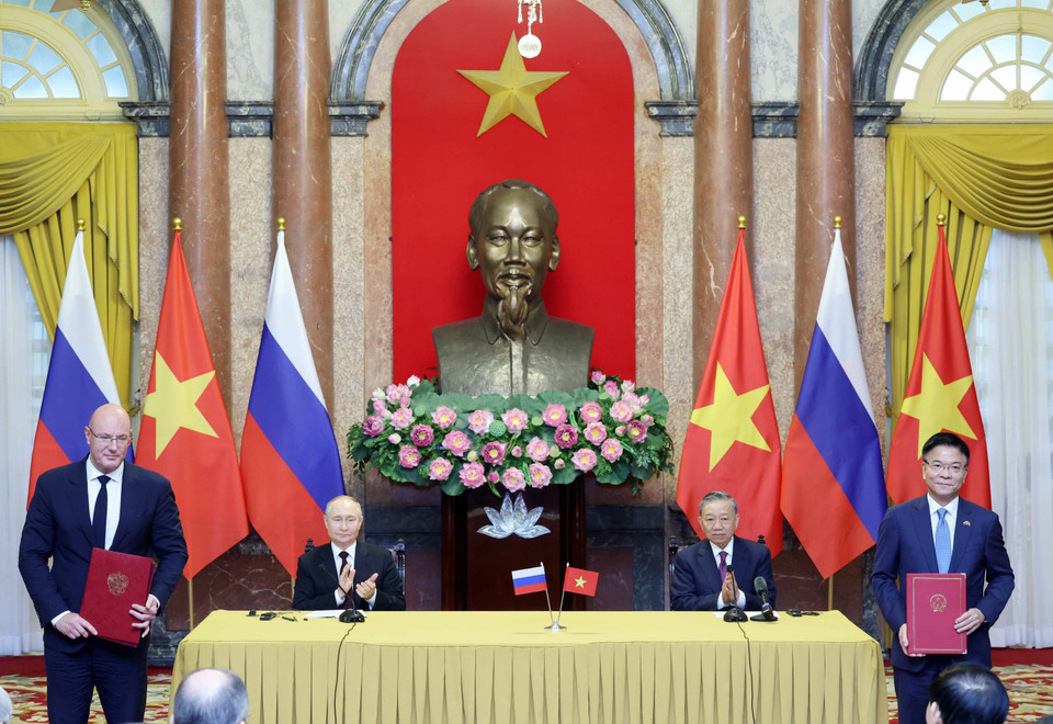Chủ tịch nước Tô Lâm và Tổng thống Liên bang Nga Vladimir Putin chứng kiến trao các văn kiện đã ký kết giữa hai nước. (Ảnh: Nhan Sáng/TTXVN)