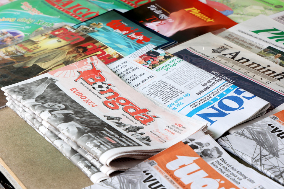 Tờ báo Bóng đá từng một thời được nhiều người chen nhau mua, nhất là trong mùa giải Euro. (Ảnh: Hồng Đạt/ TTXVN)