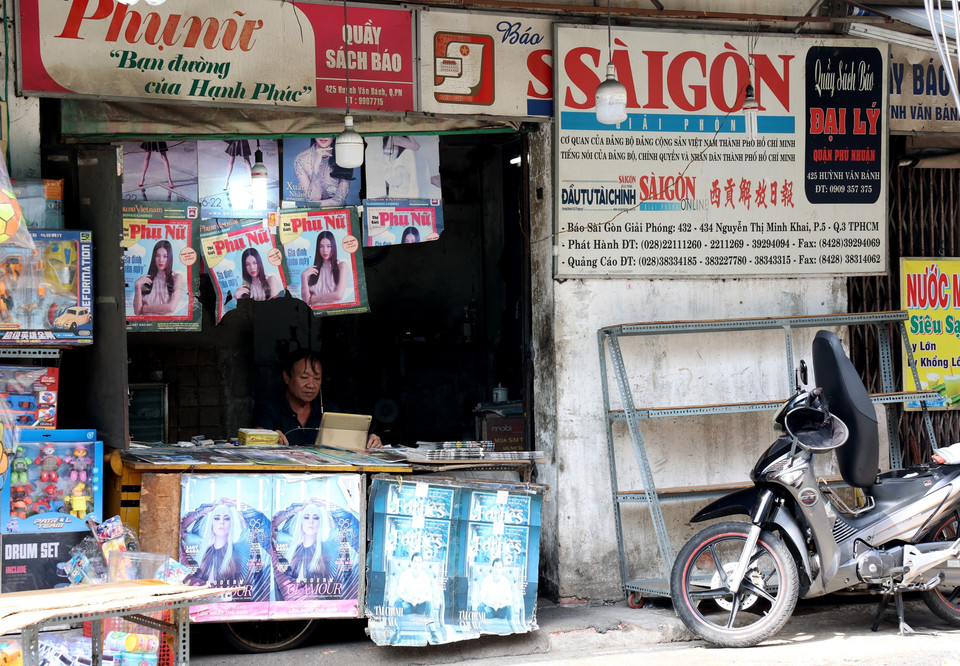 Một sạp bán báo giấy hiếm hoi tại quận Phú Nhuận. (Ảnh: Hồng Đạt/TTXVN)