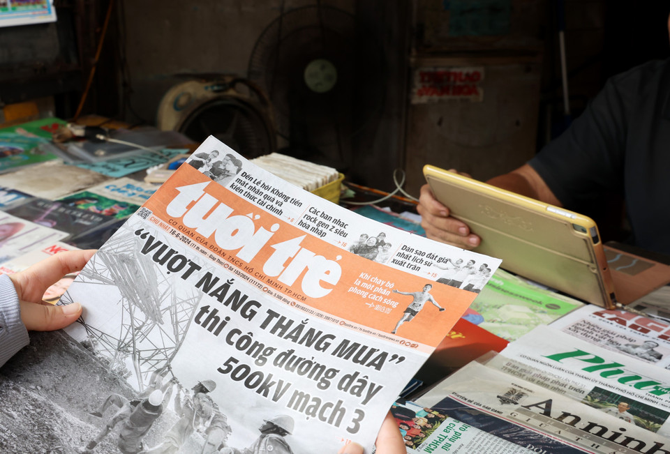 Ngày nay, khi người dân thay đổi thói quen đọc báo sang những chiếc máy tính bảng, laptop hay điện thoại thông minh thì những tờ báo giấy, tạp chí quen thuộc từ lâu cũng trở nên xa lạ với nhiều người, nhất là thế hệ trẻ. (Ảnh: Hồng Đạt/TTXVN)