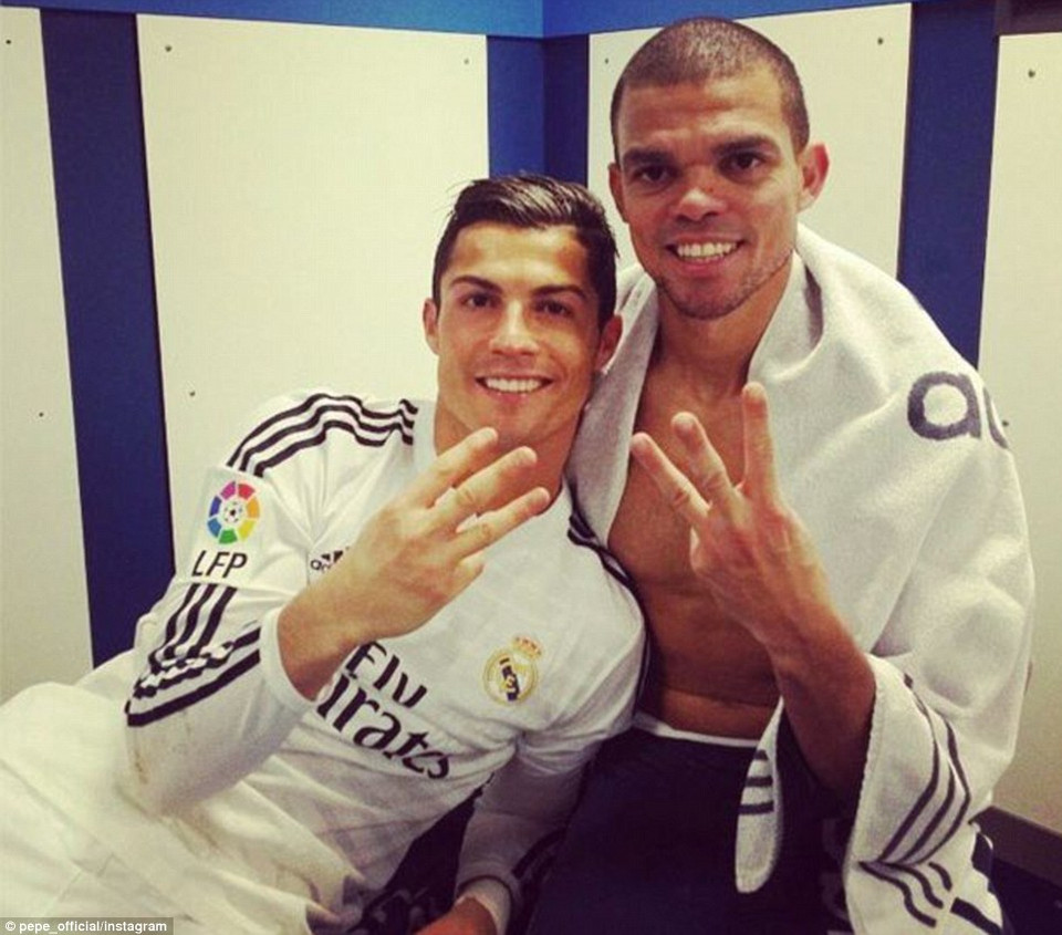 Ronaldo ăn mừng cùng Pepe sau trận đấu.