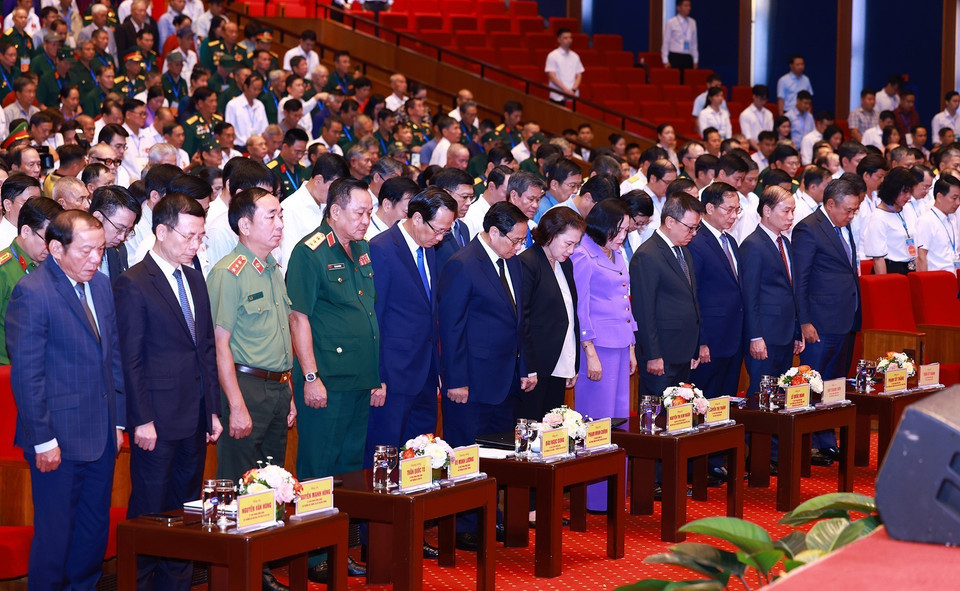 Thủ tướng Phạm Minh Chính và các đại biểu tưởng niệm các Anh hùng liệt sỹ và Tổng Bí thư Nguyễn Phú Trọng. (Ảnh: Dương Giang/TTXVN)