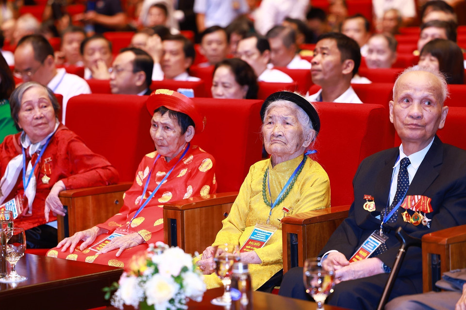 Các đại biểu người có công với cách mạng tiêu biểu toàn quốc năm 2024. (Ảnh: Dương Giang/TTXVN)