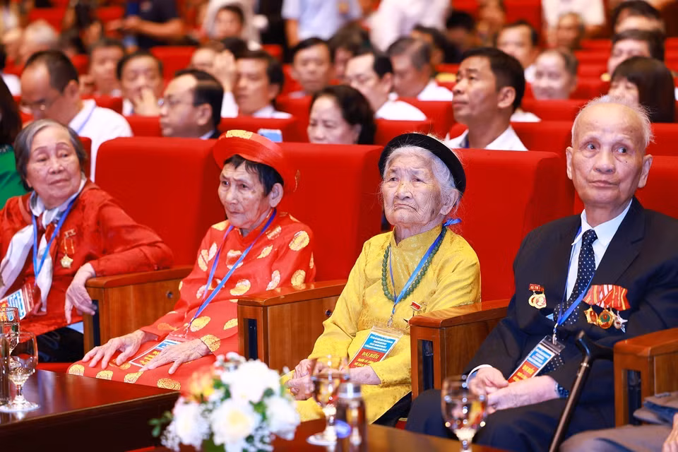Các đại biểu người có công với cách mạng tiêu biểu toàn quốc năm 2024. (Ảnh: Dương Giang/TTXVN)