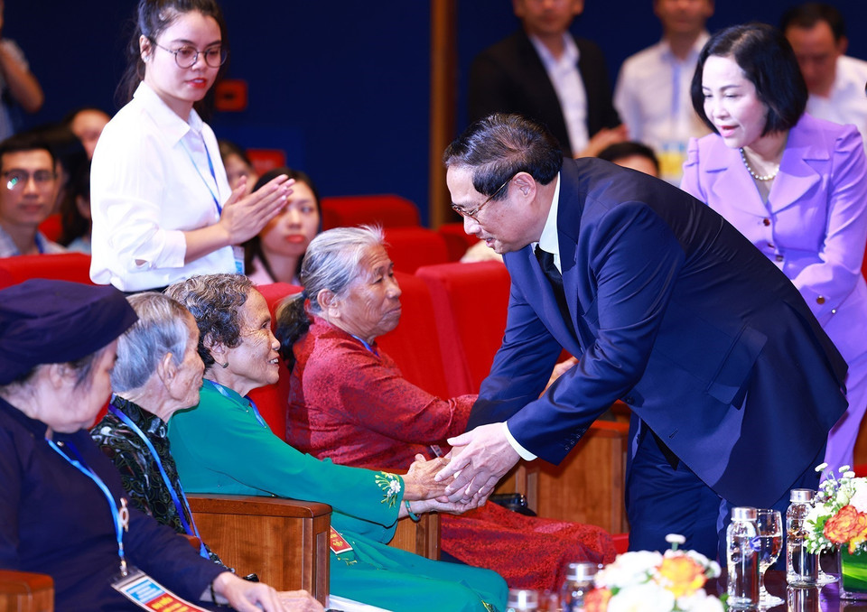 Thủ tướng Phạm Minh Chính với người có công với cách mạng tiêu biểu toàn quốc năm 2024. (Ảnh: Dương Giang/TTXVN)