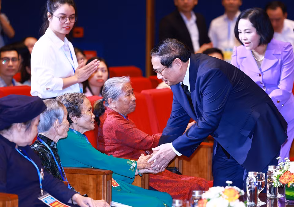 Thủ tướng Phạm Minh Chính với người có công với cách mạng tiêu biểu toàn quốc năm 2024. (Ảnh: Dương Giang/TTXVN)