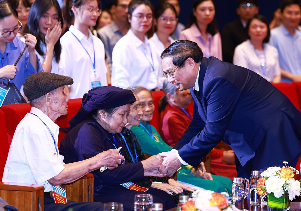 Thủ tướng Phạm Minh Chính với người có công với cách mạng tiêu biểu toàn quốc năm 2024. (Ảnh: Dương Giang/TTXVN)