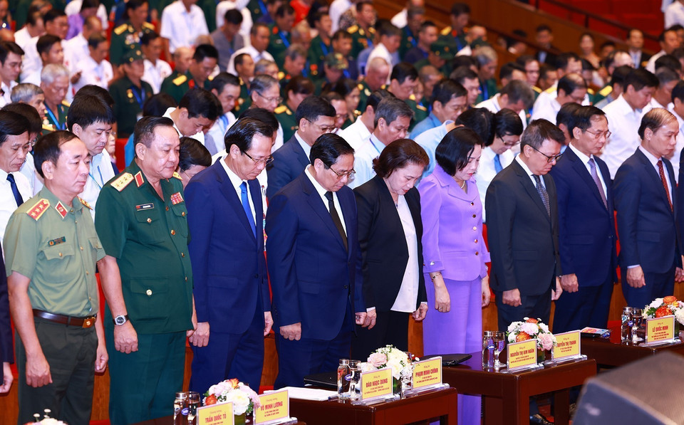 Thủ tướng Phạm Minh Chính và các đại biểu tưởng niệm các Anh hùng liệt sỹ và Tổng Bí thư Nguyễn Phú Trọng. (Ảnh: Dương Giang/TTXVN)