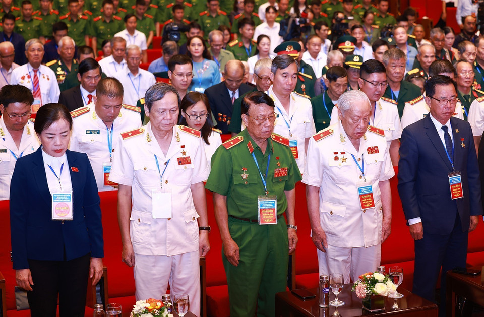 Thủ tướng Phạm Minh Chính và các đại biểu tưởng niệm các Anh hùng liệt sỹ và Tổng Bí thư Nguyễn Phú Trọng. (Ảnh: Dương Giang/TTXVN)