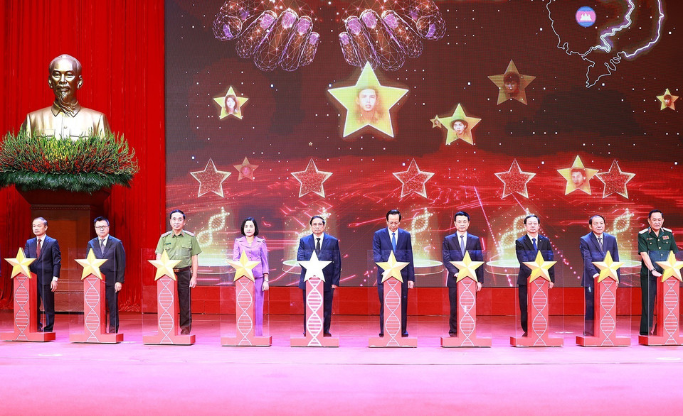 Thủ tướng Phạm Minh Chính và các đại biểu thực hiện nghi thức ra mắt ngân hàng gene (ADN) liệt sỹ chưa xác định được thông tin. (Ảnh: Dương Giang/TTXVN)