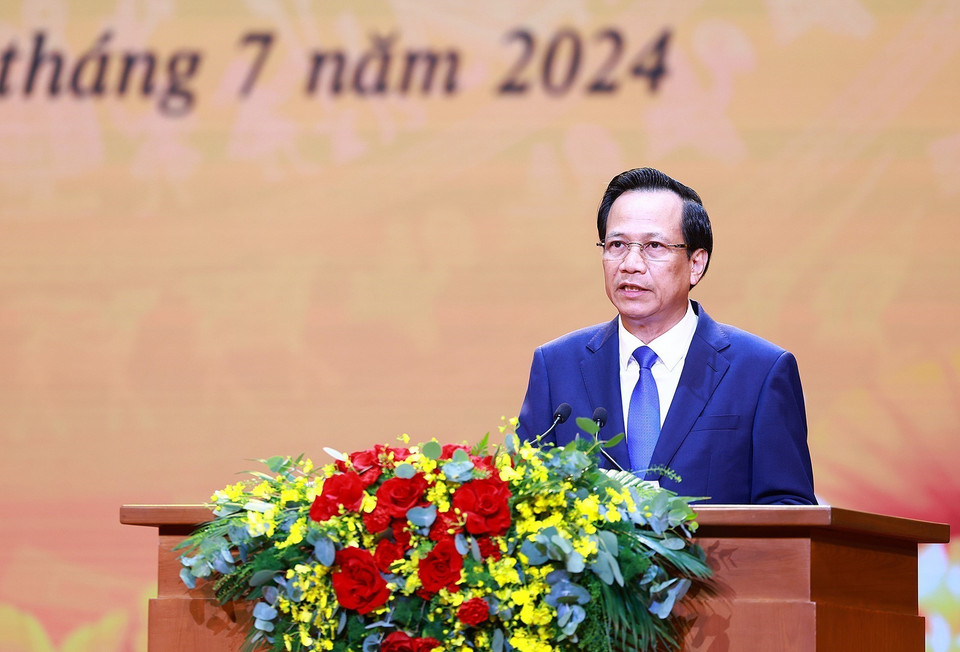 Bộ trưởng Bộ Lao động, Thương binh và Xã hội Đào Ngọc Dung báo cáo công tác tri ân người có công với cách mạng. (Ảnh: Dương Giang/TTXVN)