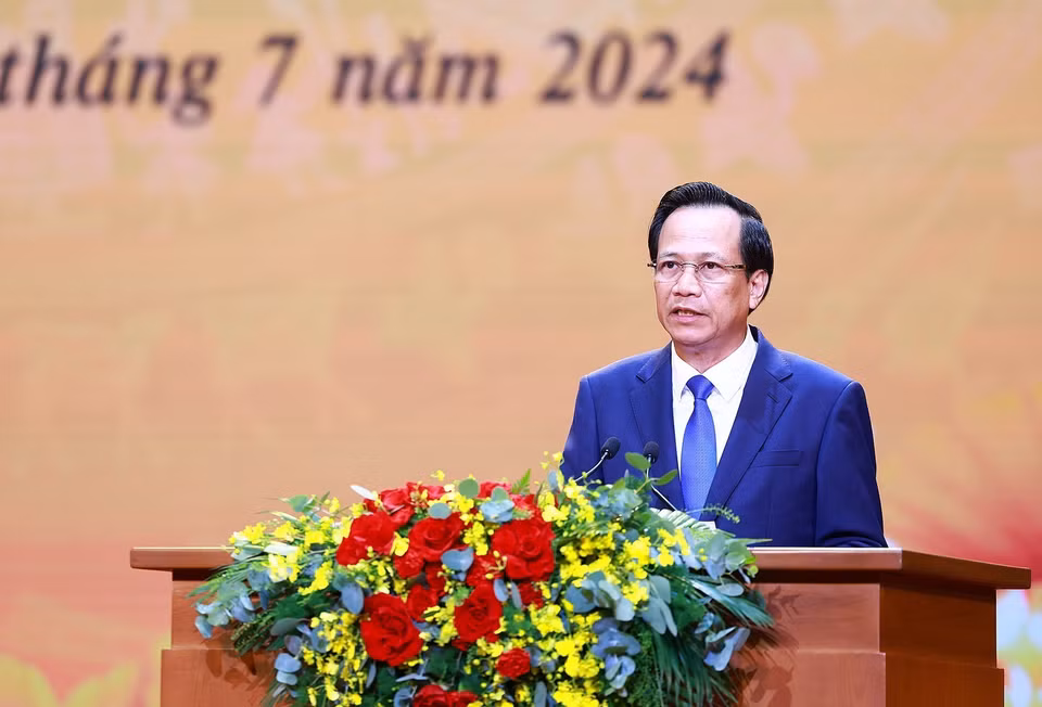 Bộ trưởng Bộ Lao động, Thương binh và Xã hội Đào Ngọc Dung báo cáo công tác tri ân người có công với cách mạng. (Ảnh: Dương Giang/TTXVN)
