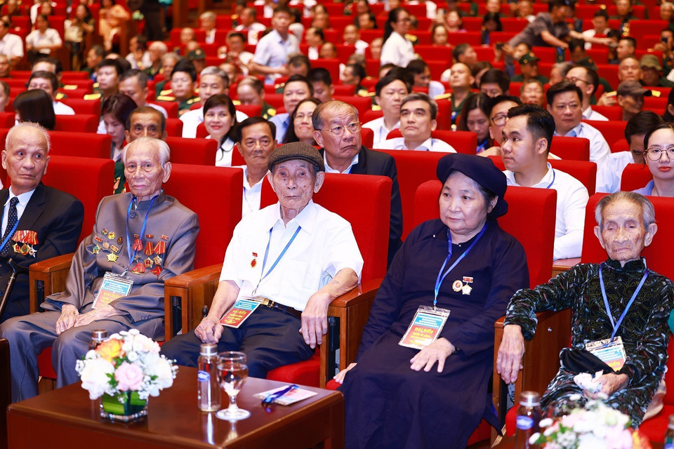 Các đại biểu người có công với cách mạng tiêu biểu toàn quốc năm 2024. (Ảnh: Dương Giang/TTXVN)