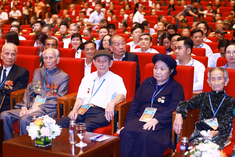 Các đại biểu người có công với cách mạng tiêu biểu toàn quốc năm 2024. (Ảnh: Dương Giang/TTXVN)