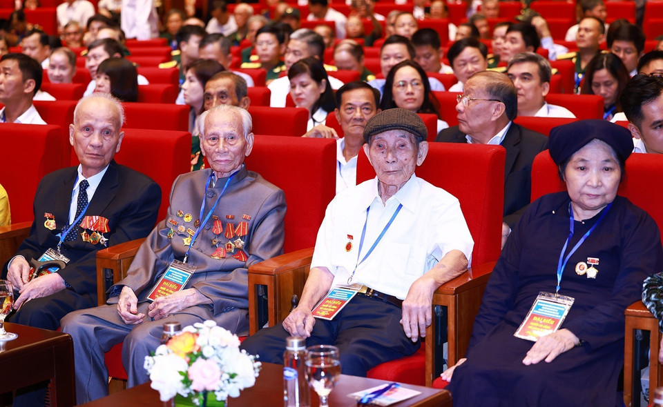 Các đại biểu người có công với cách mạng tiêu biểu toàn quốc năm 2024. (Ảnh: Dương Giang/TTXVN)