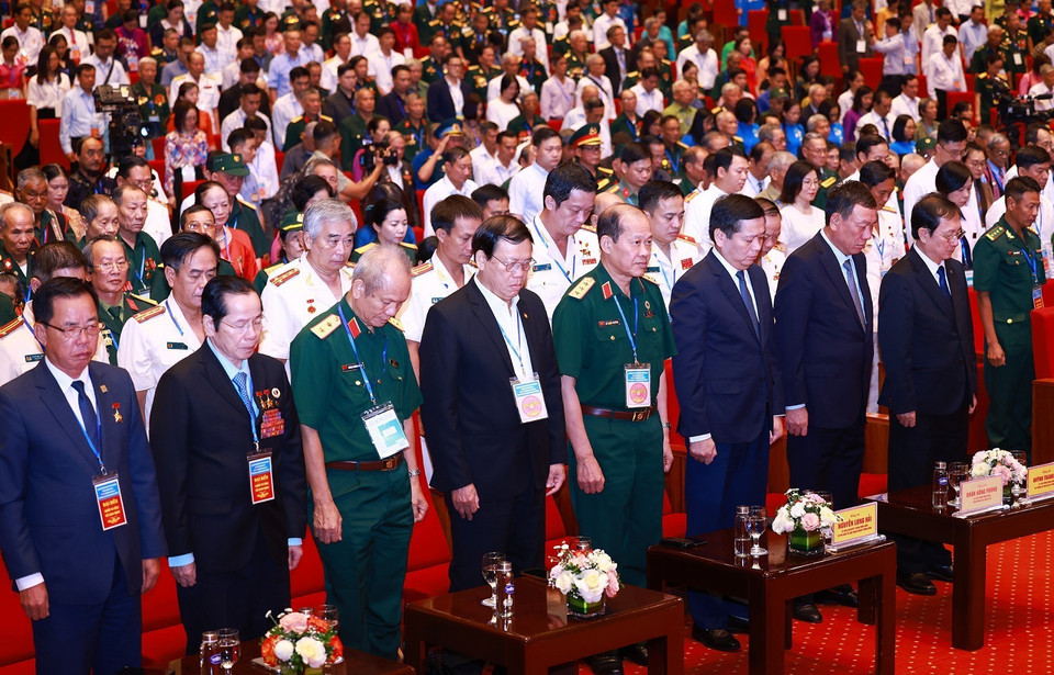 Thủ tướng Phạm Minh Chính và các đại biểu tưởng niệm các Anh hùng liệt sỹ và Tổng Bí thư Nguyễn Phú Trọng. (Ảnh: Dương Giang/TTXVN)