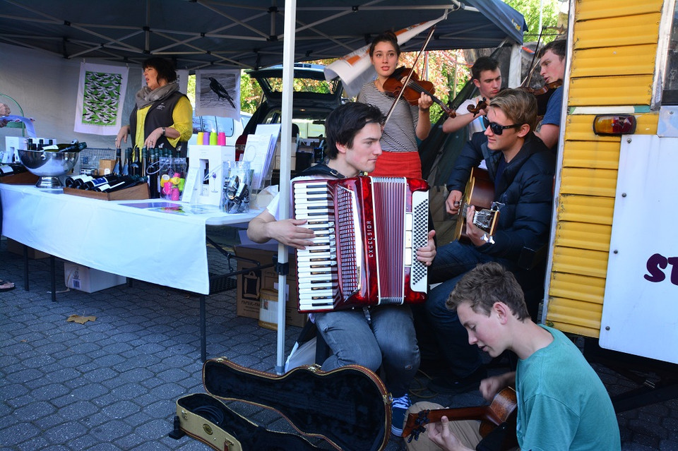 Ban nhạc nhí “New Kids in the street” hứng khởi biểu diễn trong khu chợ trời nổi tiếng Salamanca Market ở Hobart. (Ảnh: Võ Giang/Vietnam+)