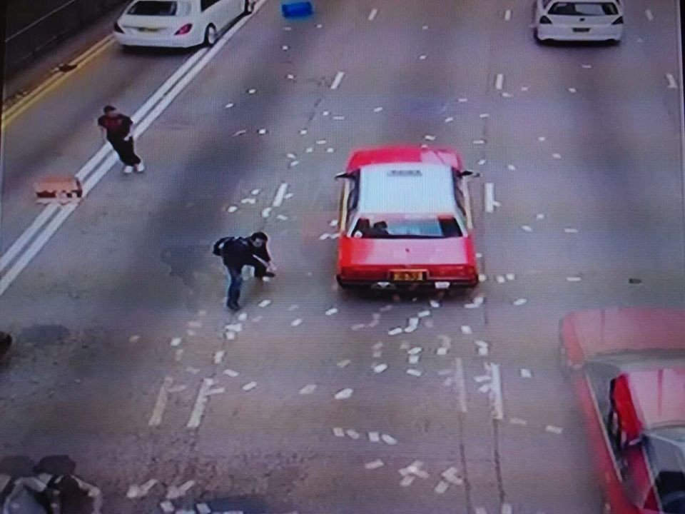 Người dân cố gắng hôi tiền. (Nguồn: CCTV)