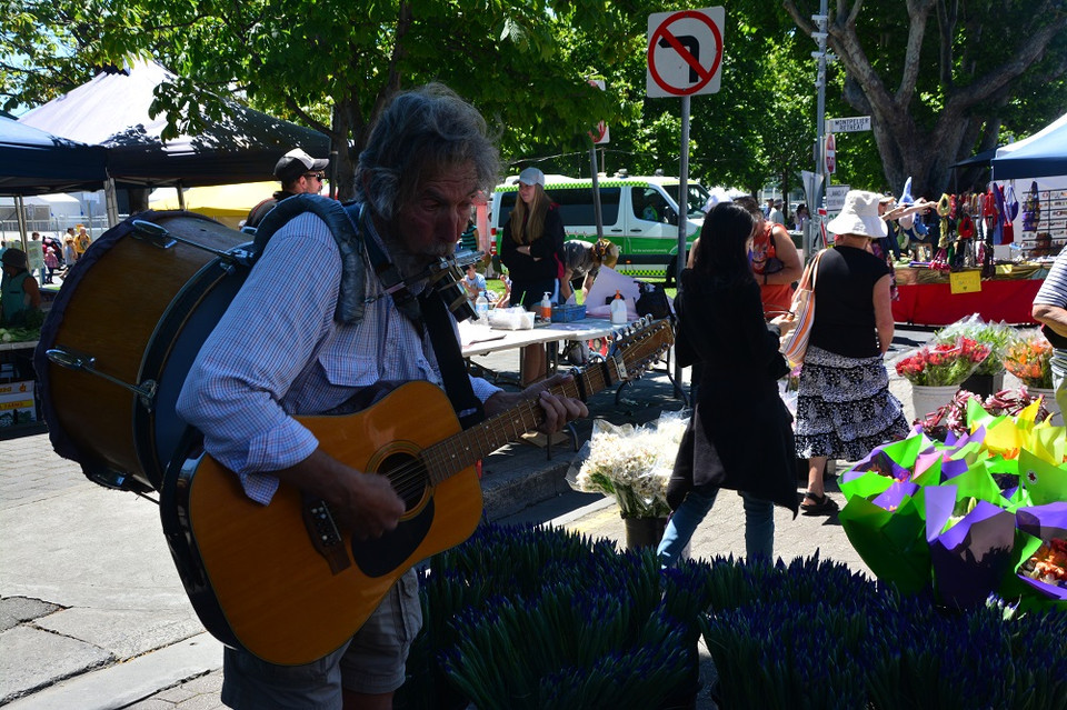 Người đàn ông vừa đánh đàn, vừa chơi trống và thổi kèn harmonica ở trung tâm Hobart. (Ảnh: Võ Giang/Vietnam+)