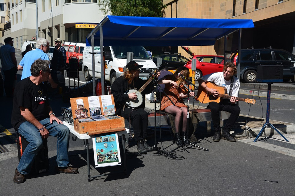 Một ban nhạc chuẩn bị biểu diễn ở sân khấu “dã chiến” được dựng lên ngay giữa đường phố. Hầu hết các nghệ sỹ rong bán các sản phẩm CD biểu diễn của chính họ. (Ảnh: Võ Giang/Vietnam+)