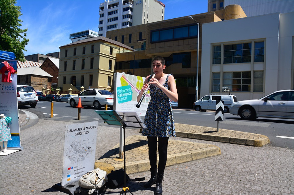 Họ không ăn xin, không bán hàng dạo, không đeo bám khách du lịch mà chỉ hoạt động để thỏa mãn niềm đam mê nghệ thuật hoặc kiếm chút tiền từ chính công sức bỏ ra.(Ảnh: Võ Giang/Vietnam+)