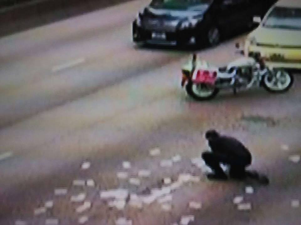 Cảnh sát khuyến cáo những người dân nên trả lại tiền để tránh không bị truy cứu. (Nguồn: CCTV)