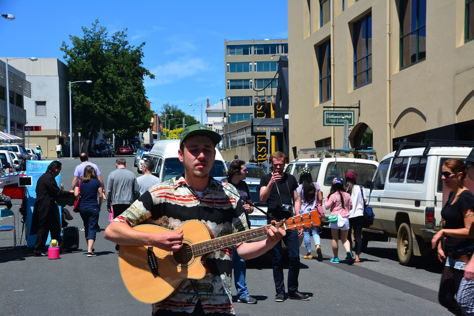 Các nghệ sỹ đường phố miệt mài biểu diễn. (Ảnh: Võ Giang/Vietnam+)