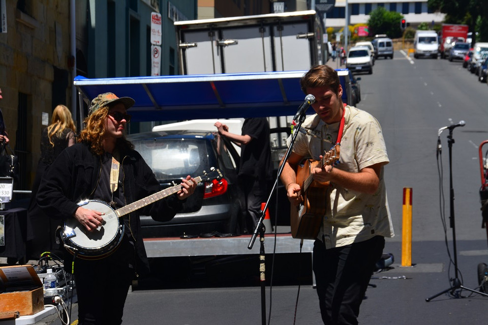 Các nghệ sỹ đường phố đến từ các quốc gia khác nhau đã tạo nên nét đa văn hóa sôi động, độc đáo cho thủ phủ xinh đẹp này. (Ảnh: Võ Giang/Vietnam+)