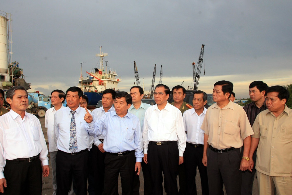 Tổng Bí thư Nông Đức Mạnh thăm cán bộ, công nhân viên Viện lúa Đồng bằng sông Cửu Long, trong chuyến thăm và làm việc tại thành phố Cần Thơ, ngày 11-12/5/2009. (Ảnh: Đinh Xuân Tuân/TTXVN)