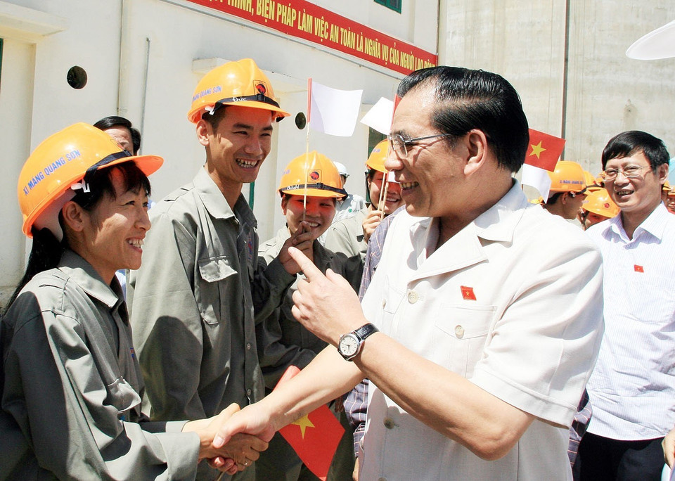  Tổng Bí thư Nông Đức Mạnh gặp gỡ cán bộ, công nhân nhà máy Ximăng Quang Sơn (Thái Nguyên), ngày 24/6/2009. (Ảnh: Đinh Xuân Tuân/TTXVN)