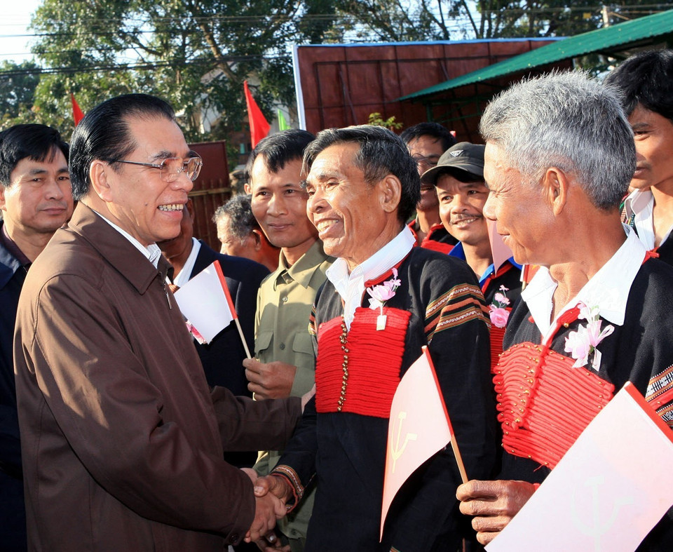 Tổng Bí thư Nông Đức Mạnh với nhân dân các dân tộc xã Ea Tiêu, huyện Cư Kuin, tỉnh Đắk Lắk, ngày 9/12/2009. (Ảnh: Đinh Xuân Tuân/TTXVN)