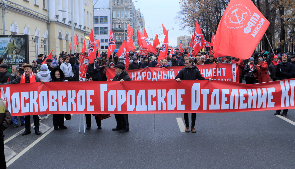 Đoàn người tuần hành qua các tuyến phố chính. (Ảnh: Trần Hiếu/TTXVN)