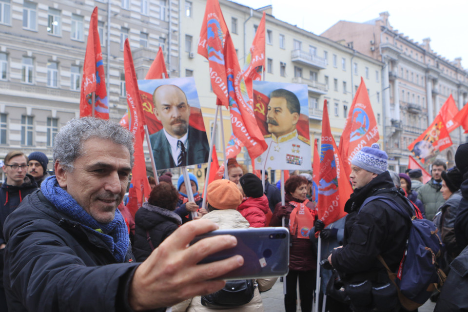 Người dân Moskva thích thú ghi lại hình ảnh đoàn người tuần hành qua các tuyến phố. (Ảnh: Trần Hiếu/TTXVN)